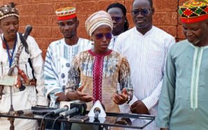 Mois du patrimoine culturel burkinabè : Adja de Komsilga fait un don de 9 millions FCFA pour la campagne « Ma brique pour Sankara »