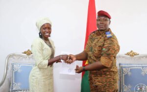 Dɛmɛ Sira : Adja de Komsilga offre 20 millions FCFA aux plus vulnérables